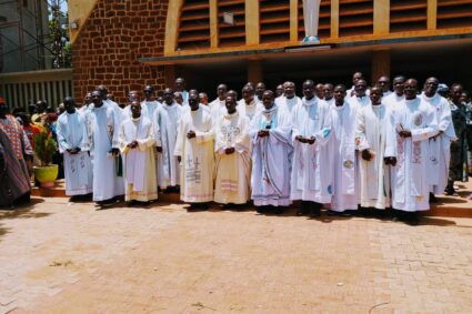 Paroisse de Dapoya : commémoration des 25 ans de service sacerdotal de l’abbé Etienne Kaboré et du catéchiste Albert Zoungrana